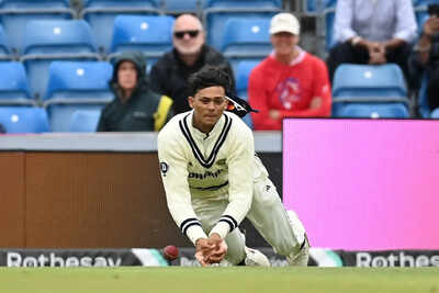 Yashasvi Jaiswal misses a catch during the Headingley Test.